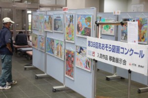 あおぞら図画コンクールの入賞作品が展示されている＝２日、宮古空港