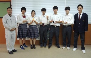 スコアサイエンスｉｎオキナワで３位に入った宮古総合実業高校生物生産科の生徒ら＝11日、宮古総合実業高校