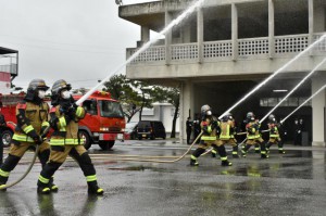 一斉放水する消防職員ら＝７日、市消防本部