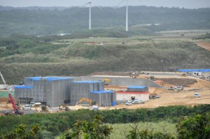 弾薬庫やその他の施設の建設工事が進められている＝21日、保良鉱山地区