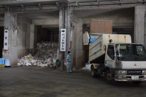 搬入されたごみはスムーズに処理されている＝13日、市クリーンセンター