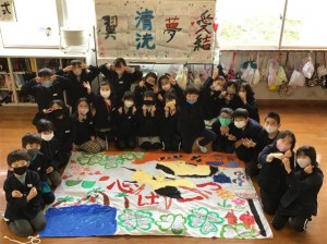 「清流」のくちばしに付いていたリングが取れて喜ぶ子どもたち＝３日、兵庫県の東河小学校