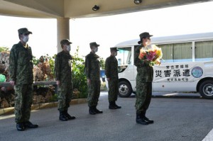 任務を終え、あいさつする隊員ら＝13日、下地の高齢者介護施設