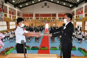 友利校長（右）から卒業証書が手渡された＝23日、久松小学校