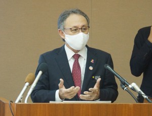 新型コロナの感染防止対策を発表する玉城知事＝29日、県庁