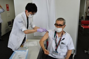 第１号としてワクチンを接種した本永院長（右）＝８日、宮古病院