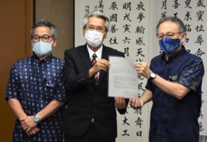 玉城知事に要請書を手渡す座喜味市長（中央）と同席した國仲昌二県議（左）＝２日、県庁