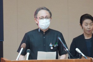 会見で発言する玉城知事＝１０日、県庁