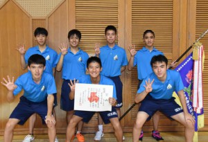 団体４連覇を喜ぶ松堂主将（前列中央）、兼島（同左）、牧志（後列左）ら宮古高校卓球部男子＝25日、那覇市の県立武道館