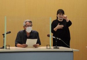 沖縄が緊急事態宣言の対象地域に追加されたことを受けて会見する座喜味市長。改めて感染防止対策の徹底を呼び掛けた＝22日、市役所