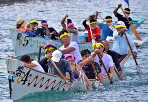 水しぶきを上げて豊漁と航海の安全を願った前里添自治会の御願バーリー＝13日、佐良浜漁港