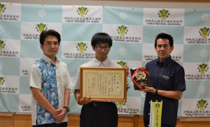 高校生ものづくりコンテスト沖縄大会で準優勝を果たした小禄さん（中央）と知念校長（右）、同部顧問の知念健教諭＝22日、宮古工