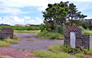 城辺世代間交流複合施設（仮称）の建設が予定されている旧城辺町役場跡地＝16日、城辺福里