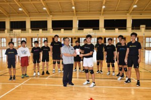 比嘉支店長（前列左）から寄付金が贈られた＝２日、伊良部島小・中学校体育館