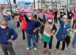 打ち上げ式では支持者らが「ガンバロー三唱」で勝利に向けて気勢を上げた＝23日、宮古島市内