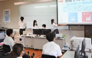 修学旅行のプランを発表する生徒たち＝22日、宮総実高