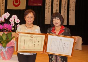 県知事賞を受賞した砂川さん（左）と沖縄テレビ放送社長賞の猪子さん＝22日、那覇市