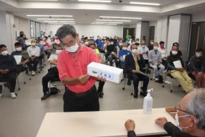 次々とくじを引き、届け出順を決めた=17日、市役所