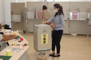 期日前投票を行う有権者＝18日、市役所