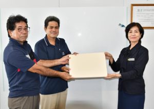 大城教育長にバガス紙を手渡す友利代表（中央）と宮城代表（左）＝10月29日、市教育委員会