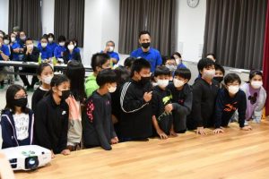 阿室小中、崎原小中とのオンライン交流で相手の映像を見ながら感想を発表する伊良部小５年生の児童たち＝17日、市クリーンセンタープラザ棟会議室