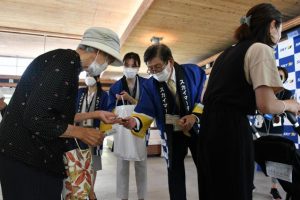 洞社長(右から2人目)らが記念品をプレゼントした=25日、みやこ下地島空港ターミナル