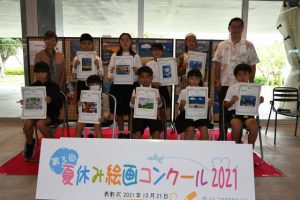 伴野社長（後列右）から賞状を受け取った狩俣君（同左から２人目）ら受賞者の皆さん。後列左は下地審査委員長＝日、みやこ下地島空港ターミナル