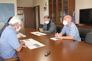 国際音楽祭開催に協力を求める天野さん(右)=18日、市役所