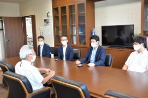  柏木部長（右から２人目）らが座喜味市長へ協力を感謝した＝29日、市役所