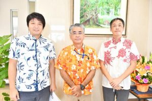 アンケートを結果を公表した(写真右から)同会の小堀健一さん、西里代表、具志堅貴さん=18日、宮古毎日新聞社