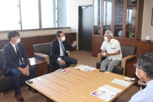 宮古島での対抗戦開催を説明する山田理事長（左から２人目）＝25日、市役所