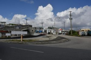 歩道が整備された県道下地島空港佐良浜線＝伊良部前里添
