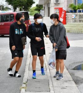 今期最低気温を観測し、市民の中には長袖を着用する姿も見られた＝17日、平良西里