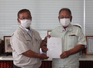 年内操業を明言した渡久山社長（右）＝28日、宮古製糖