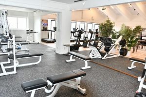 開放的な雰囲気の中、トレーニングができる=17日、「HACHIWARESPORTS」