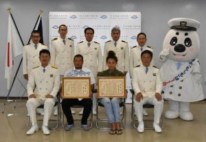 感謝状を手にする植松さん（前列左から２人目）と佐野さん（同３人目）＝20日、平良港湾合同庁舎