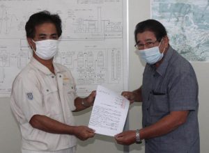 仲里工場長（左）に要請書を手渡した＝28日、沖縄製糖