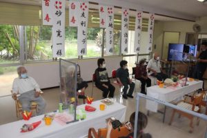 表彰状を贈りお年寄りの長寿をたたえた敬老会＝23日、しもじ長生園