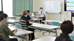 分かりやすく説明する伊志嶺代表（奥）＝10日、宮古島商工会議所