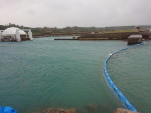 漁港入り口に設置された流入防止ネット＝30日、島尻漁港