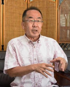 当選から一夜明け、先島報道各社の質問に答える西銘恒三郎氏＝１日、那覇市泉崎の宮古毎日新聞那覇支社