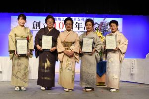 前里会長（中央）から感謝状を贈られた池間さん（左）、古城さん（左から２人目）、坂口さん（右から２人目）、今村さん＝３日、市内のホテル