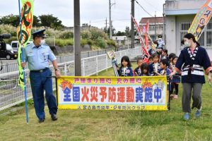 拍子木を打ち鳴らしながらパレードする園児たち＝９日、福里保育園