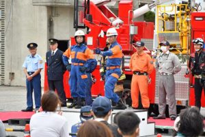 ファッションショーでは職員や団員がポーズを決めた＝14日、市消防本部