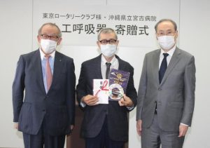 人工呼吸器を寄贈した小島会長（左）。右は濱口前会長＝５日、宮古病院