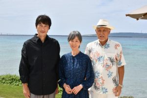 映画の撮影で来島した（左から）上西監督、松原さん、柴山さん＝２０２０年10月、クリスタルヴィラ宮古島砂山ビーチ・平良荷川取