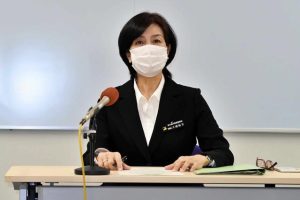 2年連続で成人式典の中止と新たな企画内容について発表する大城教育長=10日、市役所