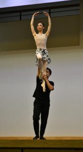 女性を持ち上げる「リフト」を披露した＝８日、伊良部島小・中学校