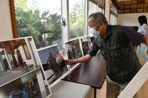 作品を展示する大城さん＝12日、島尻パーントゥの里会館