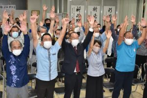 当選を確実にし万歳を三唱する西銘恒三郎氏（前列中央）＝31日午後11時10分頃、南風原町の選対事務所